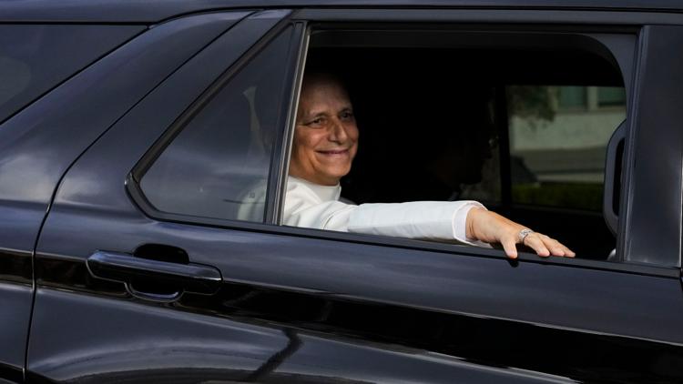 Faithful gather to welcome Pope Leo back for Sunday blessing after cancer surgery — First Coast News Life JAX, Ponte Vedra Beach Community news